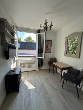 Studio de charme donnant sur jardin arboré dans le calme absolu